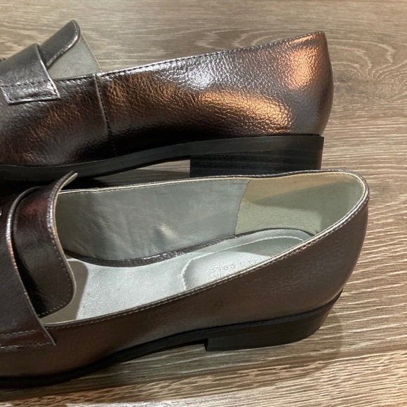 Kenneth Cole Silver Metallic Tassel Almond Toe Heeled Loafers - Picture 10 of 11